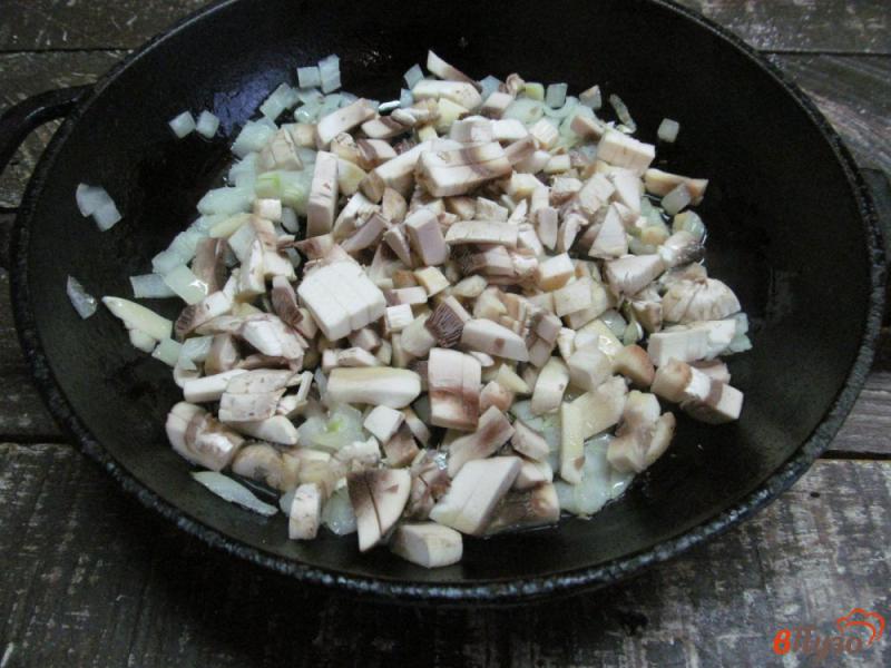 Фото приготовление рецепта: Духовые пирожки с капустой и грибами шаг №10