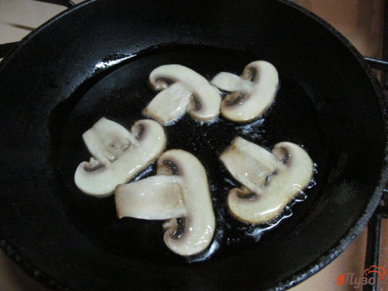 Фото приготовление рецепта: Полента с грибами и моцареллой шаг №2