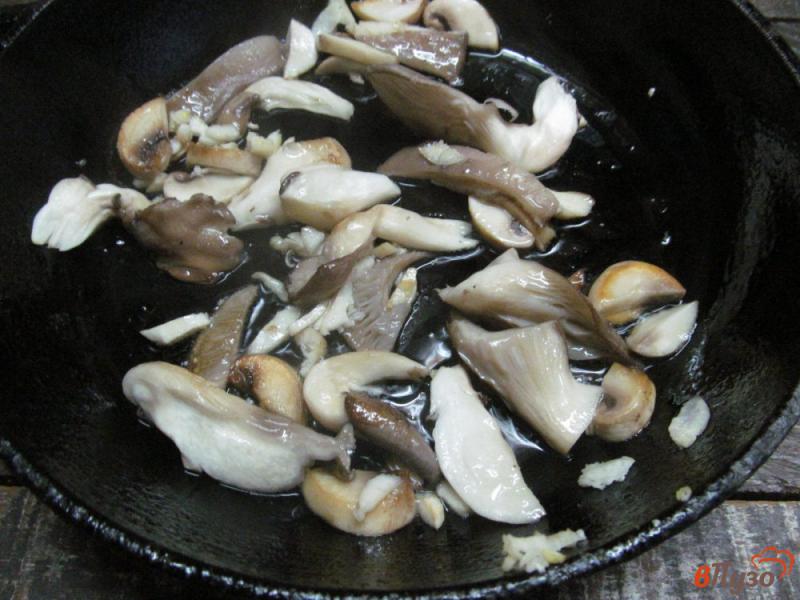 Фото приготовление рецепта: Полента с грибами и моцареллой шаг №3