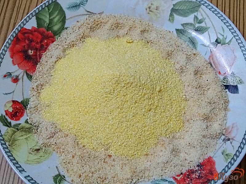 Фото приготовление рецепта: Мойва в сухарно- кукурузной панировке шаг №4