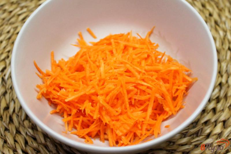 Фото приготовление рецепта: Морковный салат с орехами и сыром шаг №1