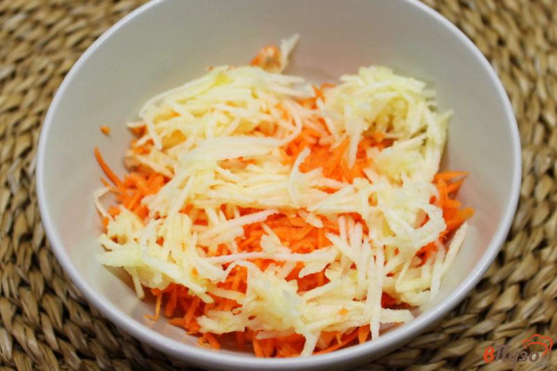 Фото приготовление рецепта: Морковный салат с орехами и сыром шаг №2