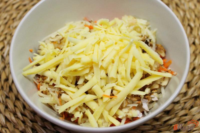 Фото приготовление рецепта: Морковный салат с орехами и сыром шаг №4