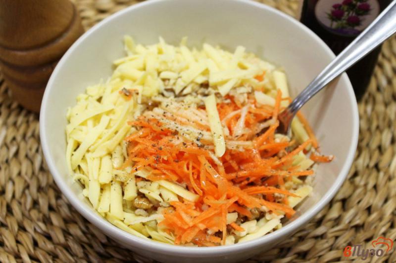 Фото приготовление рецепта: Морковный салат с орехами и сыром шаг №5