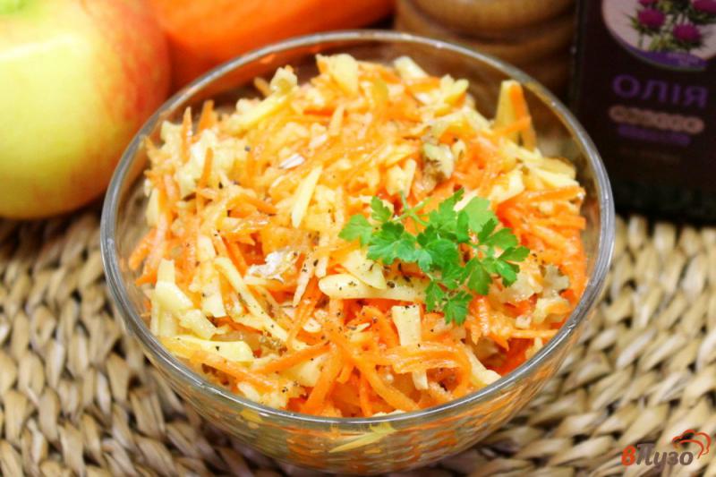 Фото приготовление рецепта: Морковный салат с орехами и сыром шаг №6