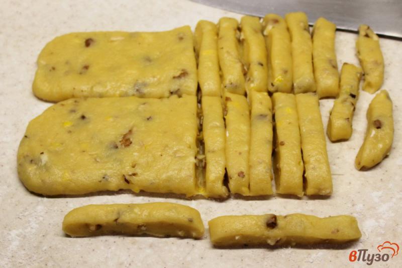 Фото приготовление рецепта: Печенье с орехами и цедрой лимона шаг №7