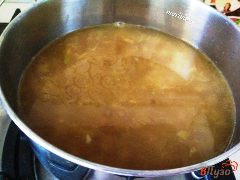 Фото приготовление рецепта: Луковый французский суп шаг №6