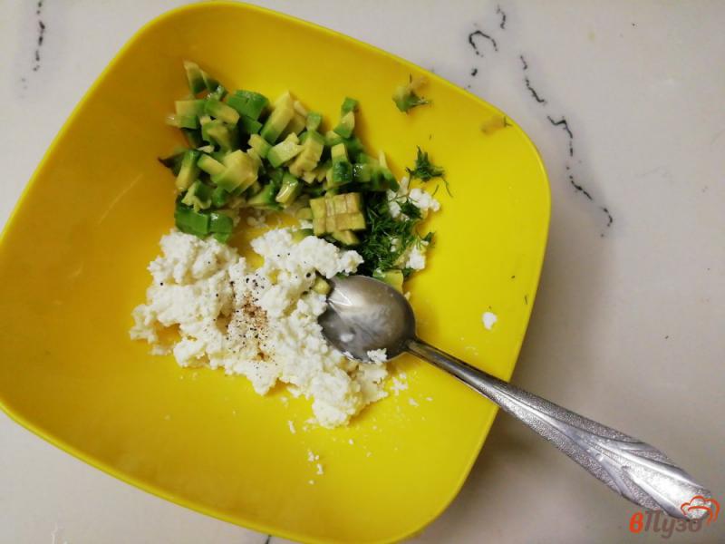 Фото приготовление рецепта: Закусочные тарталетки с авокадо и творогом шаг №2