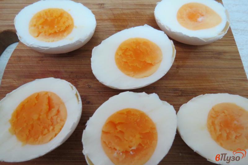 Фото приготовление рецепта: Яйца, жаренные в скорлупе (Jajka smazone w skorupkach) шаг №4