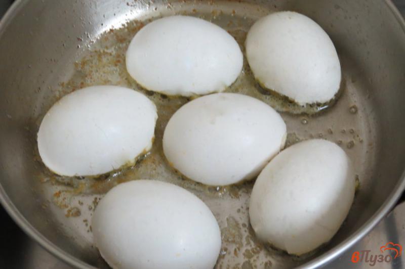 Фото приготовление рецепта: Яйца, жаренные в скорлупе (Jajka smazone w skorupkach) шаг №11