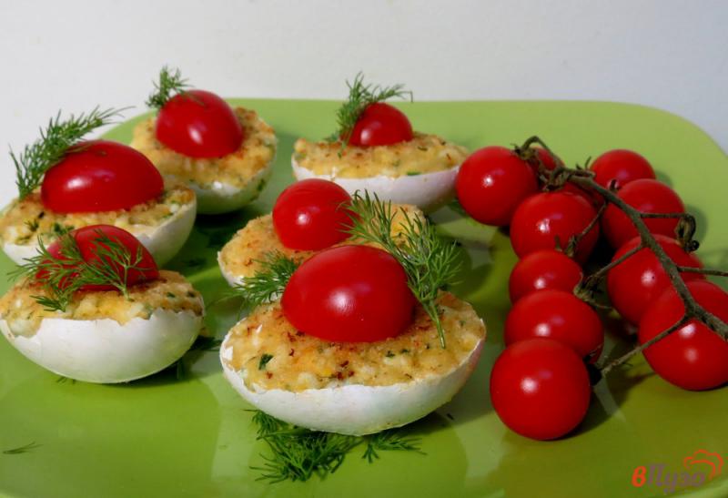 Фото приготовление рецепта: Яйца, жаренные в скорлупе (Jajka smazone w skorupkach) шаг №12