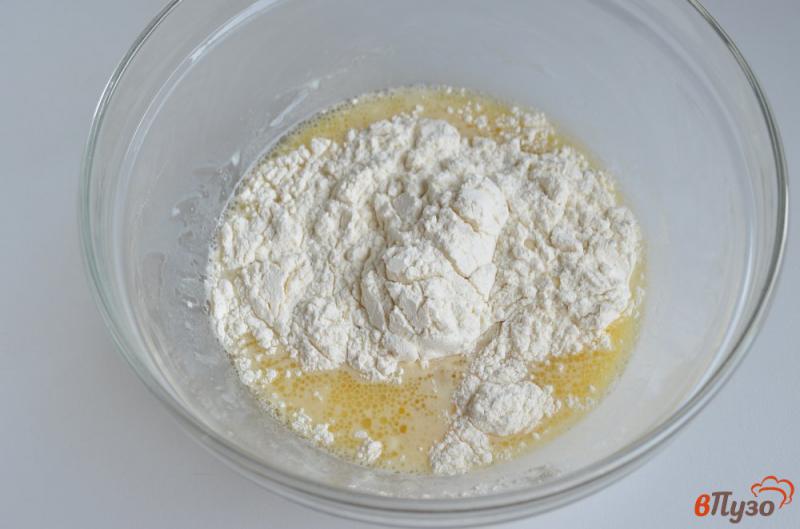 Фото приготовление рецепта: Соленая коса с сыром и беконом шаг №3
