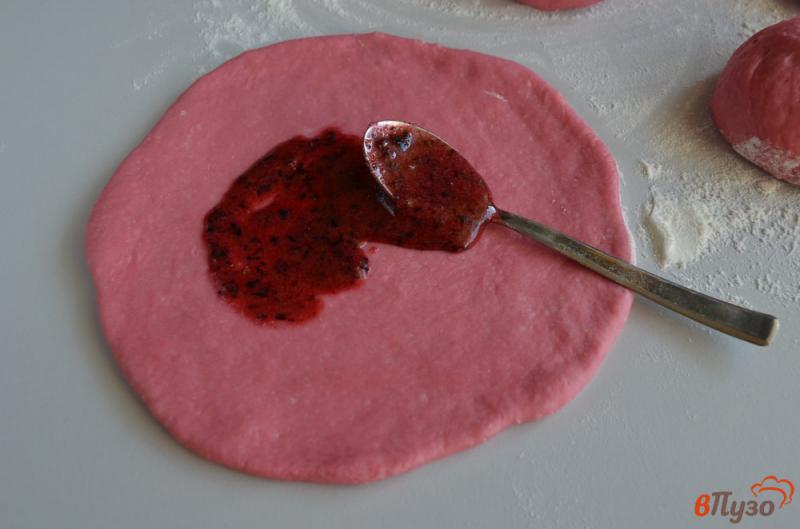 Фото приготовление рецепта: Розовые плюшки шаг №11