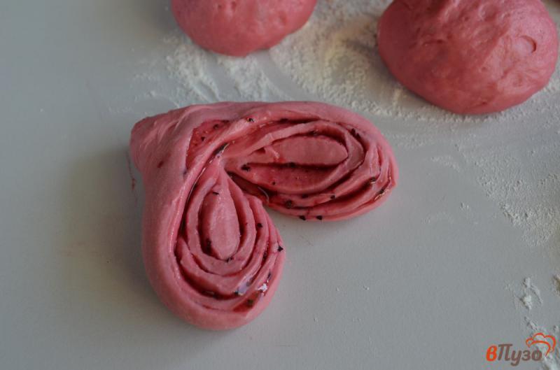 Фото приготовление рецепта: Розовые плюшки шаг №15