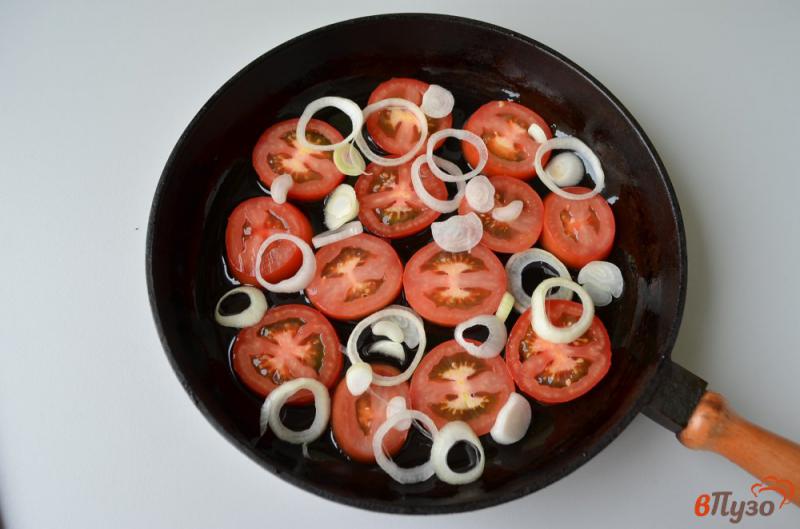 Фото приготовление рецепта: Яичница с помидорами и базиликом шаг №2