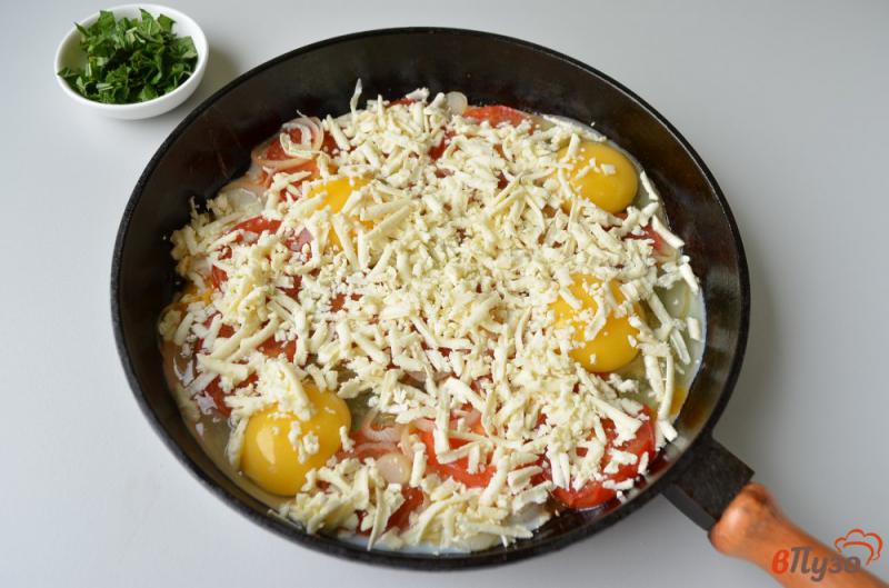 Фото приготовление рецепта: Яичница с помидорами и базиликом шаг №4