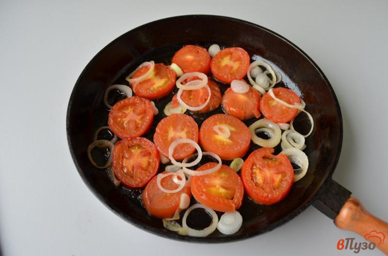 Фото приготовление рецепта: Яичница с помидорами и базиликом шаг №3