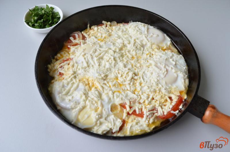 Фото приготовление рецепта: Яичница с помидорами и базиликом шаг №5