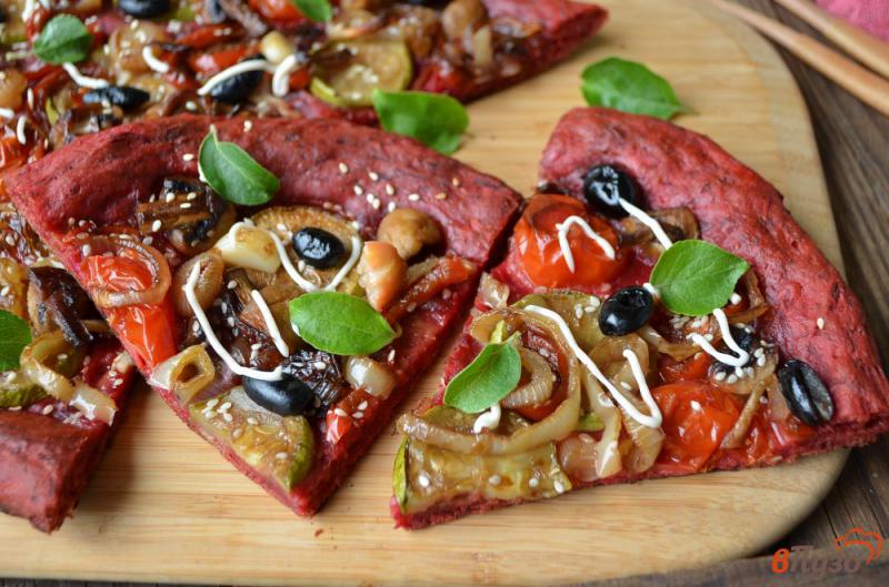 Фото приготовление рецепта: Пицца из свекольного теста с шампиньонами и овощами шаг №9