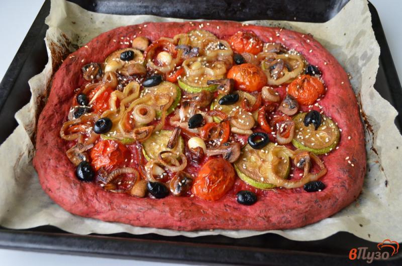 Фото приготовление рецепта: Пицца из свекольного теста с шампиньонами и овощами шаг №8