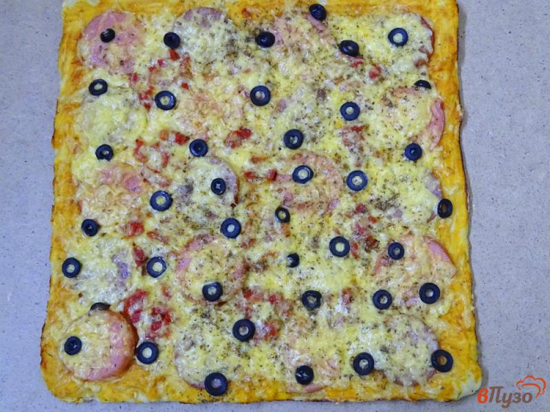Фото приготовление рецепта: Пицца с двумя видами колбасы шаг №8