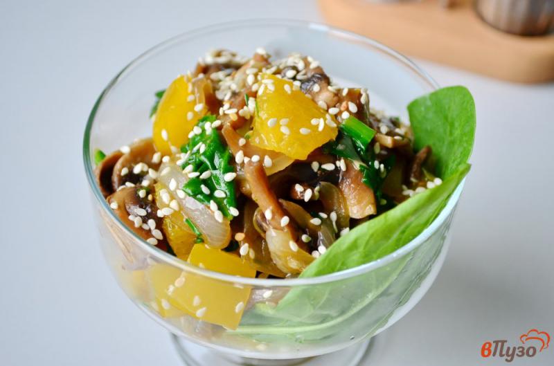 Фото приготовление рецепта: Салат с грибами и апельсином шаг №6