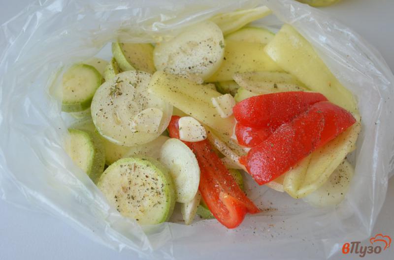 Фото приготовление рецепта: Салат из кабачков, сладкого перца и сыра шаг №2