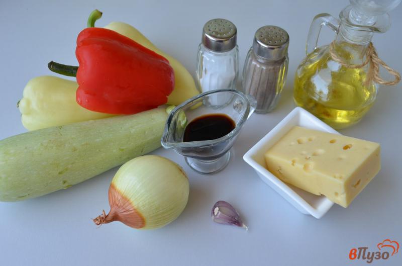Фото приготовление рецепта: Салат из кабачков, сладкого перца и сыра шаг №1
