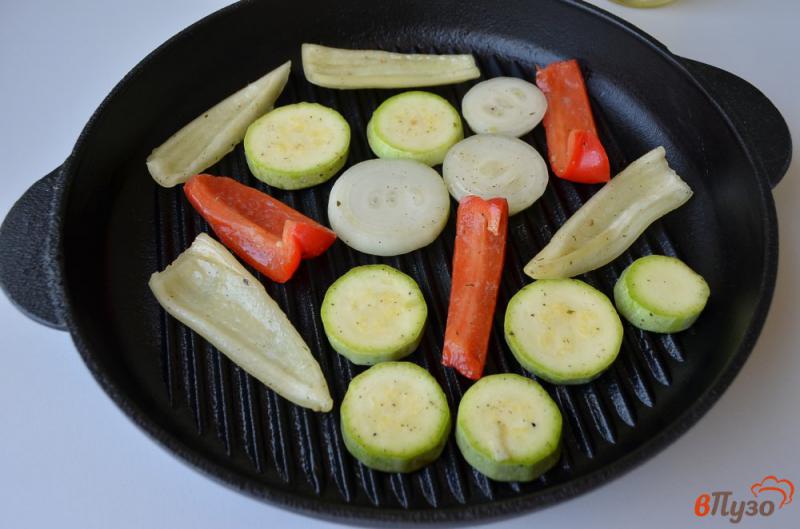 Фото приготовление рецепта: Салат из кабачков, сладкого перца и сыра шаг №4