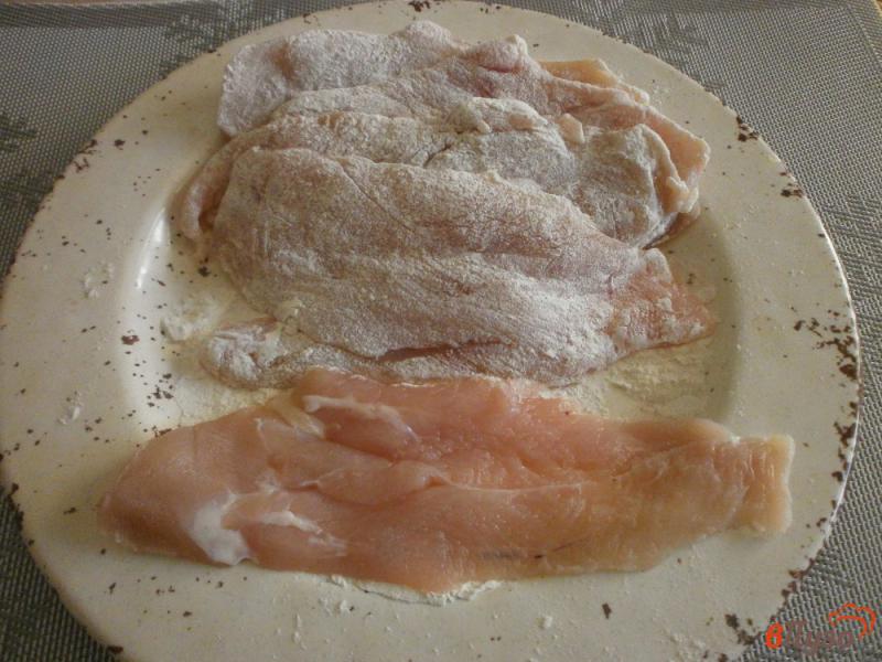 Фото приготовление рецепта: Куриная грудка с каперсами и анчоусами шаг №3