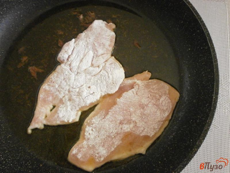 Фото приготовление рецепта: Куриная грудка с каперсами и анчоусами шаг №4