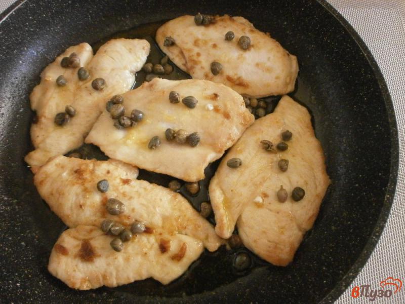 Фото приготовление рецепта: Куриная грудка с каперсами и анчоусами шаг №6
