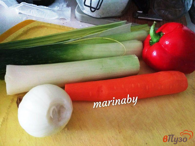 Фото приготовление рецепта: Куриные окорочка тушеные с овощами шаг №2