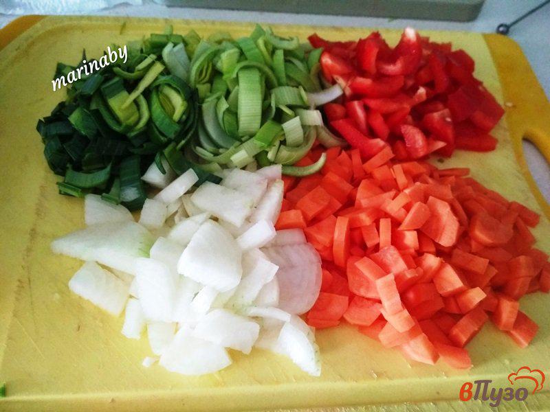 Фото приготовление рецепта: Куриные окорочка тушеные с овощами шаг №3
