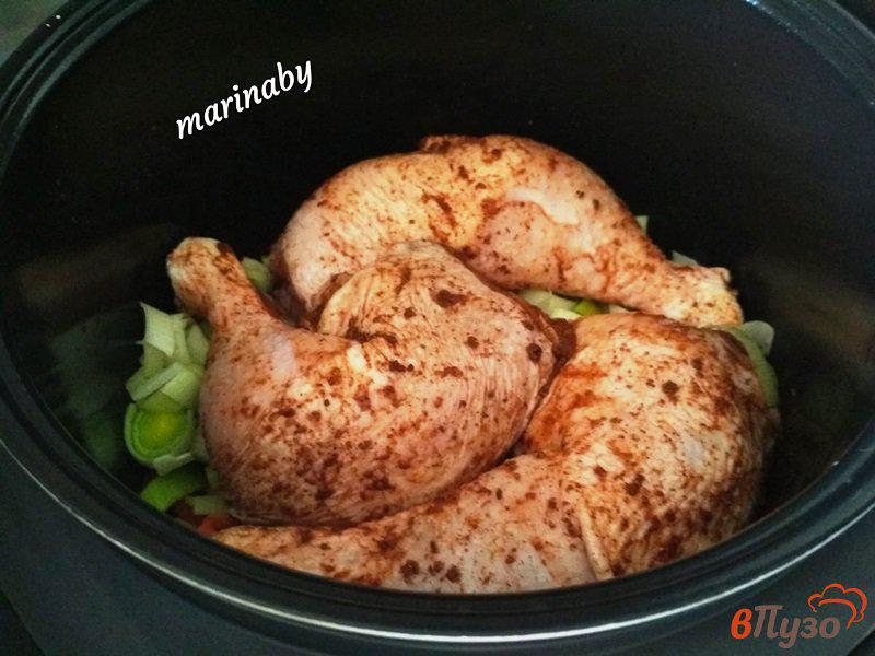 Фото приготовление рецепта: Куриные окорочка тушеные с овощами шаг №5