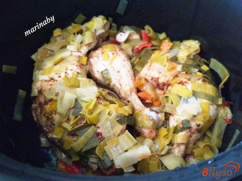 Фото приготовление рецепта: Куриные окорочка тушеные с овощами шаг №8