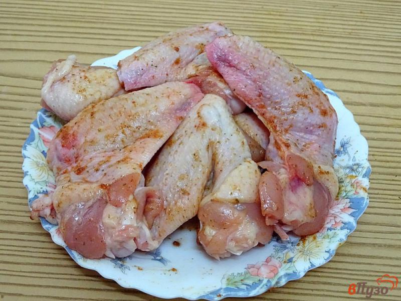 Фото приготовление рецепта: Куриные крылья с фунчозой шаг №2