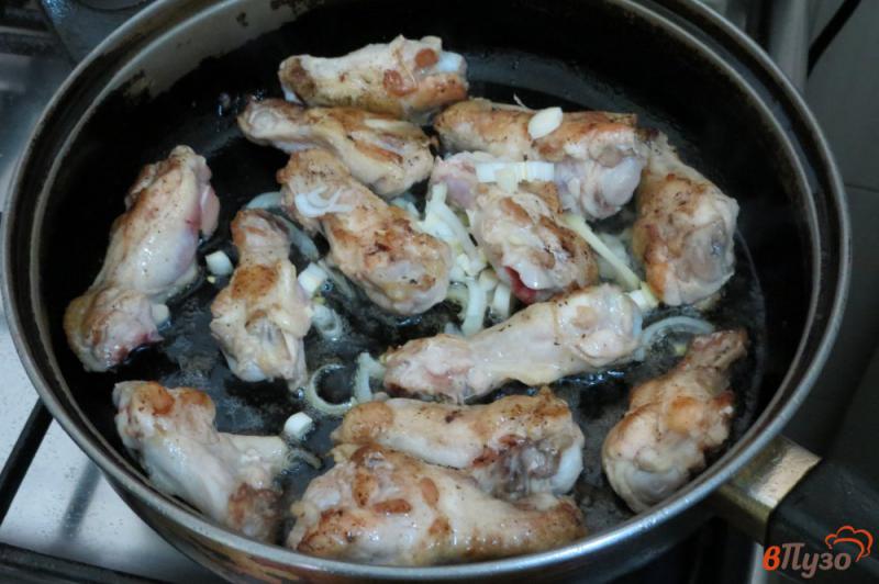 Фото приготовление рецепта: Куриные крылья с фунчозой шаг №6