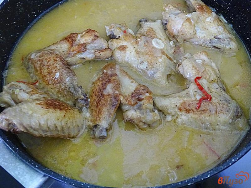 Фото приготовление рецепта: Куриные крылья с фунчозой шаг №8