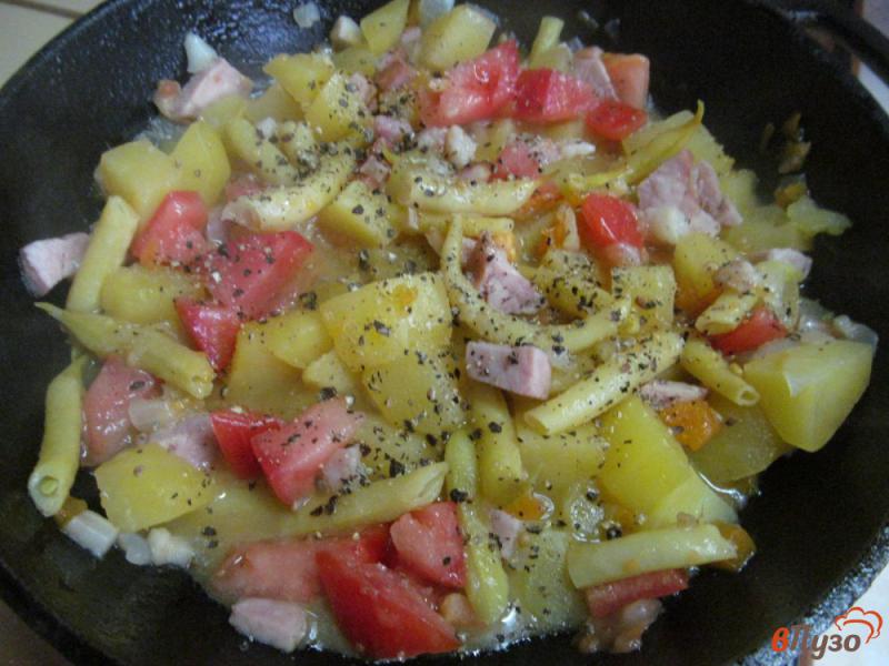 Фото приготовление рецепта: Тушеный картофель с овощами на беконе шаг №6