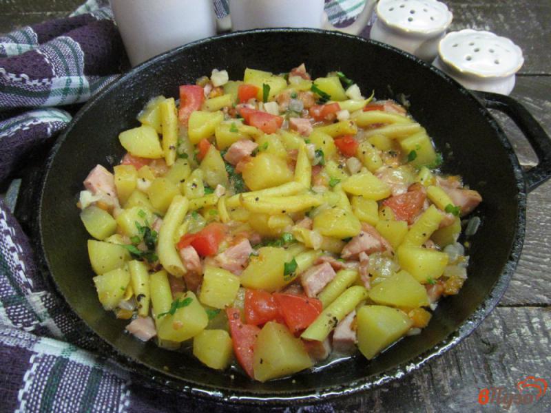 Фото приготовление рецепта: Тушеный картофель с овощами на беконе шаг №7