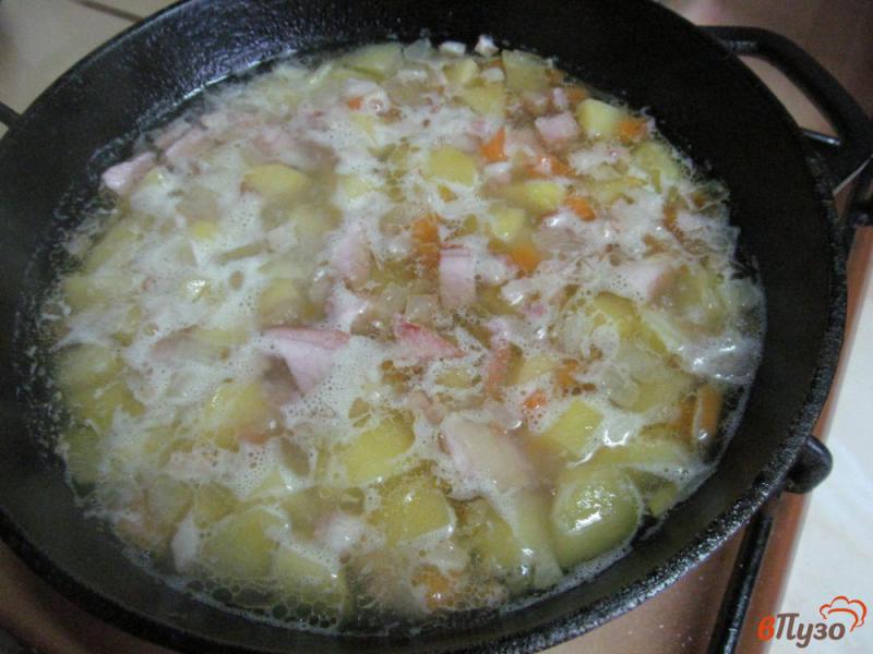 Фото приготовление рецепта: Тушеный картофель с овощами на беконе шаг №4