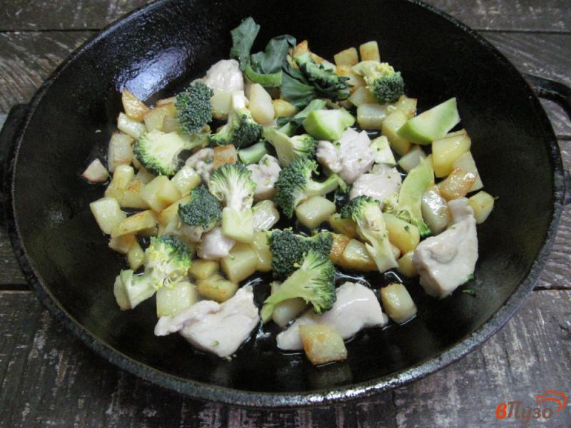 Фото приготовление рецепта: Курица с овощами под сливочным соусом шаг №3