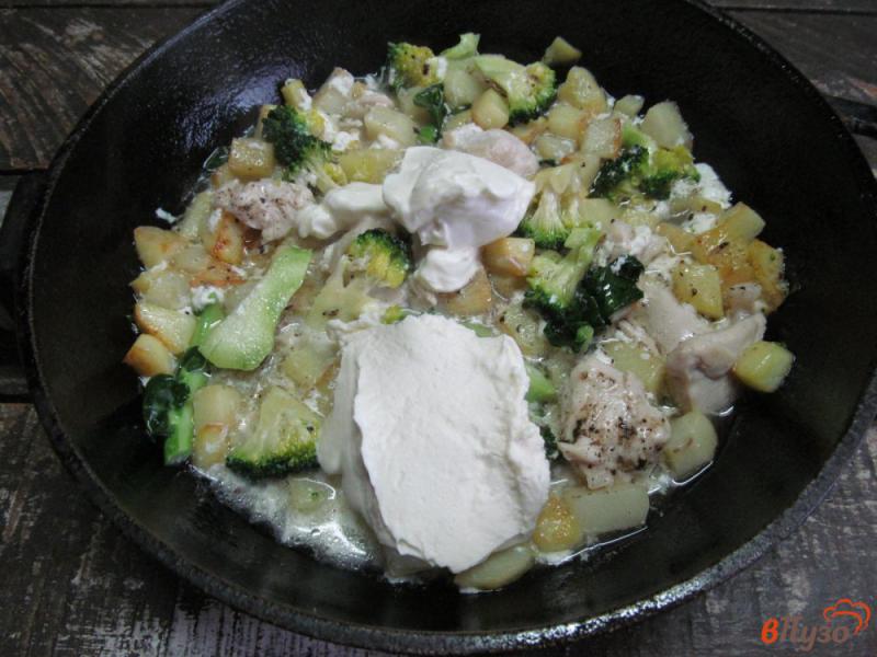 Фото приготовление рецепта: Курица с овощами под сливочным соусом шаг №5