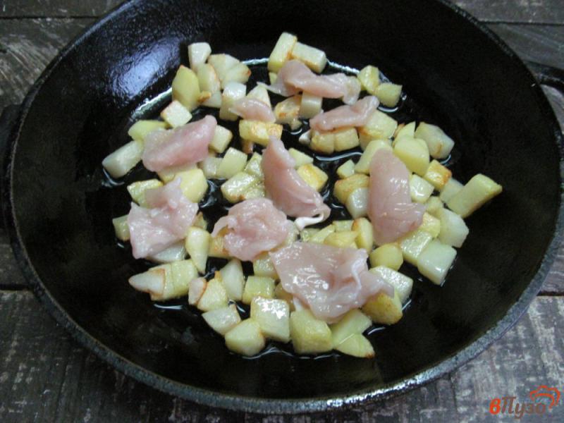 Фото приготовление рецепта: Курица с овощами под сливочным соусом шаг №2