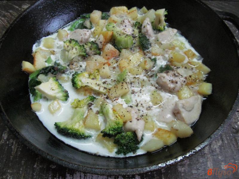 Фото приготовление рецепта: Курица с овощами под сливочным соусом шаг №4
