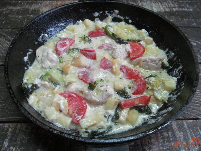 Фото приготовление рецепта: Курица с овощами под сливочным соусом шаг №6