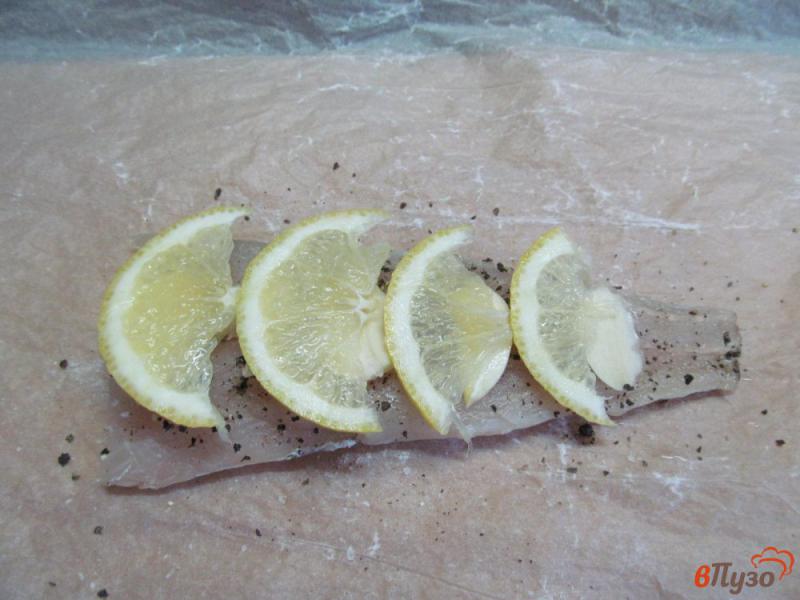 Фото приготовление рецепта: Рыба хек в пергаменте шаг №2