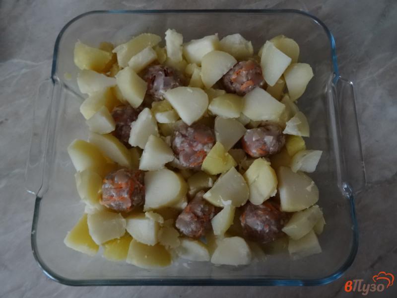 Фото приготовление рецепта: Картофельная запеканка с мясными тефтелями шаг №5
