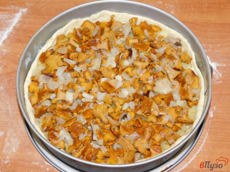 Фото приготовление рецепта: Пирог с картофелем и грибами шаг №4
